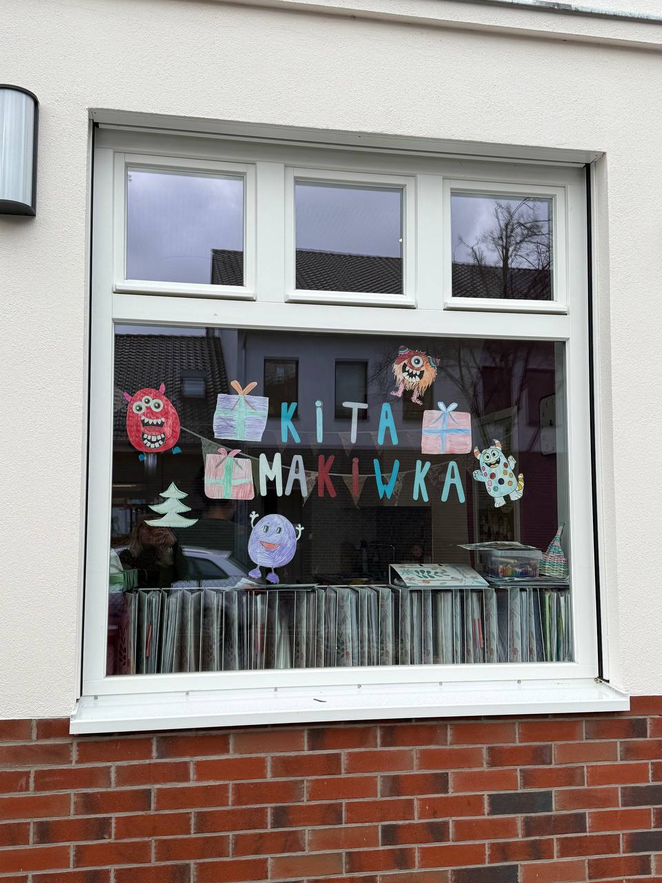 Fenster mit bunten Zeichnungen und Schriftzügen für Kinder.