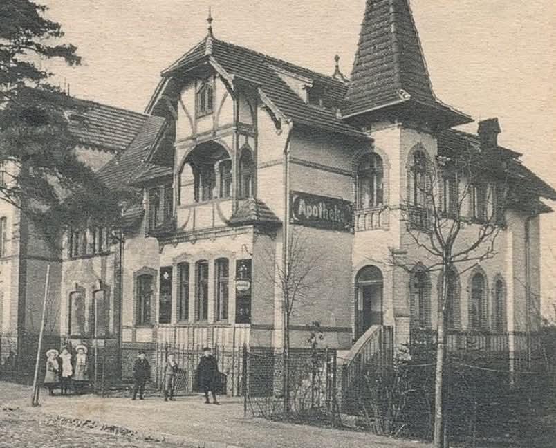 Historisches, elegantes Gebäude im Stil der Gründerzeit mit Türmen und Verzierungen.